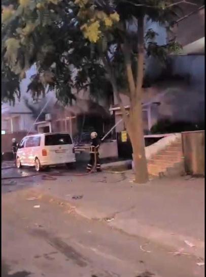 Düğün organizasyon malzemeleri satan iş yerindeki yangında havai fişekler patladı