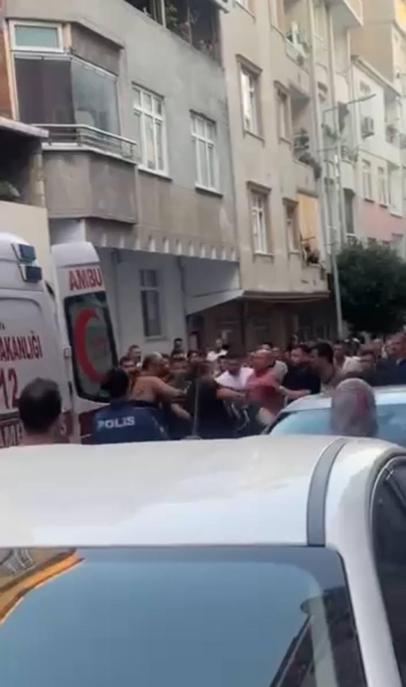 Bağcılar’da sokak ortasında kadın bıçaklayan şüpheliye linç girişimi; polis güçlükle gözaltına aldı