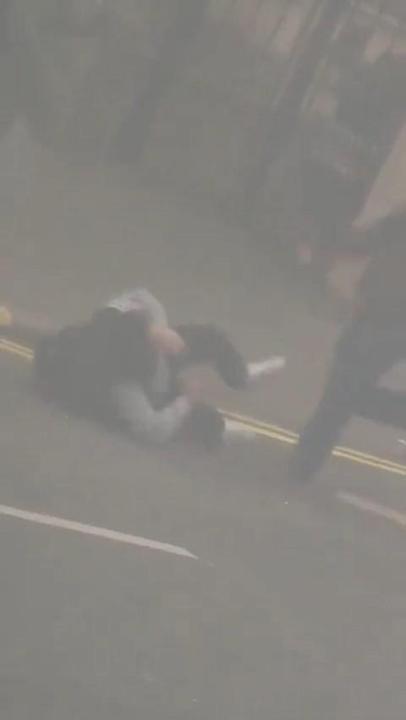 Londradaki Türk Konsolosluğu önünde Kuran-ı Kerim yakıldı