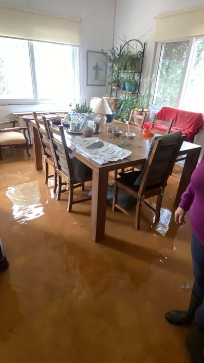 Bodrumda sağanak; su dolan yolda kalan kamyonetin sürücüsü kepçeyle kurtarıldı