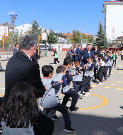 Bakan Tekin: Nerede olursa olsun zulüm altında inleyen bir insan varsa hep yanında olduk