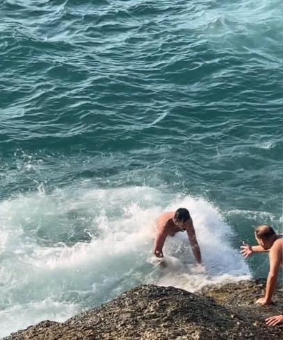 Arnavutköy’de boğulma tehlikesi geçiren kişiyi arkadaşları son anda kurtardı