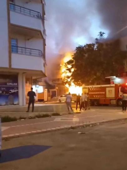 Düğün organizasyon malzemeleri satan iş yerindeki yangında havai fişekler patladı