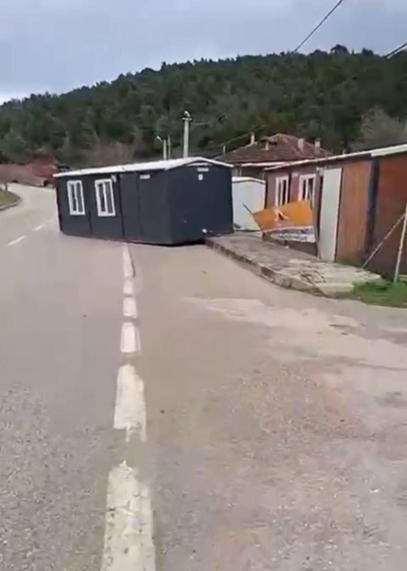 Bursada lodos etkili oldu; reklam tabelaları devrildi