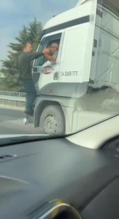 Çekmeköyde kamyon basamağında yol verme tartışması