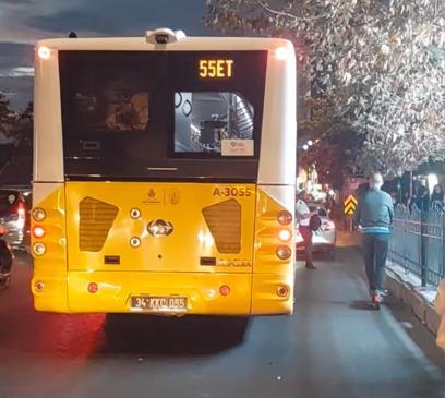 Beşiktaşta otobüs şoförü yolcuya sinirlenip indi; polis ikna etmeye çalıştı