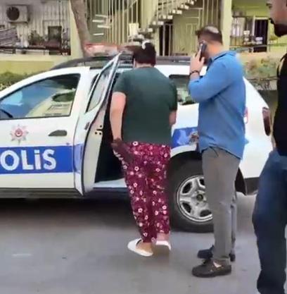 Anne, kızını sokakta bıçakla kovaladı; o anlar kamerada