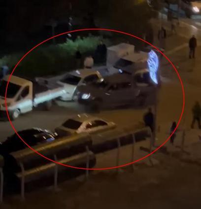 Kamyonetini yayaların üzerine sürüp park halindeki araçlara çarpan sürücüyü linçten polis kurtardı