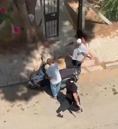 Anne, kızını sokakta bıçakla kovaladı; o anlar kamerada