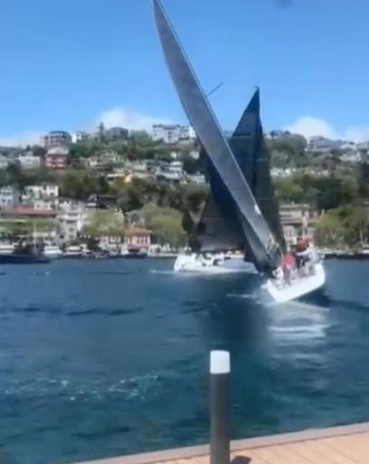 İstanbul Boğazında deprem anları kamerada; yönü değişen yelkenli yan yattı