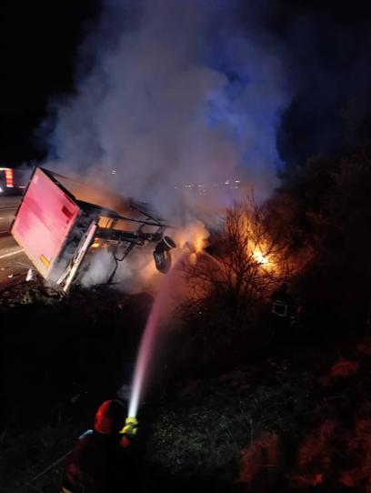 Otoyolda alkollü içecek yüklü TIR yandı