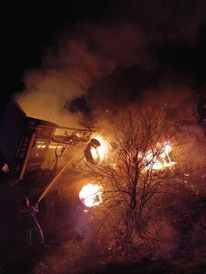 Otoyolda alkollü içecek yüklü TIR yandı