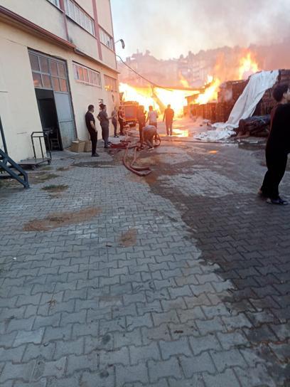 Silah fabrikasının deposunda çıkan yangın söndürüldü