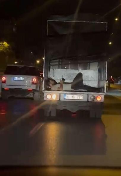 Kamyonetin arka kapağı açık olan kasasında tehlikeli yolculuk kamerada