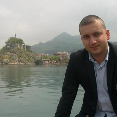 Mezar yeri bakmak için otomobille yola çıkan dayı ile yeğenin öldüğü kaza kamerada