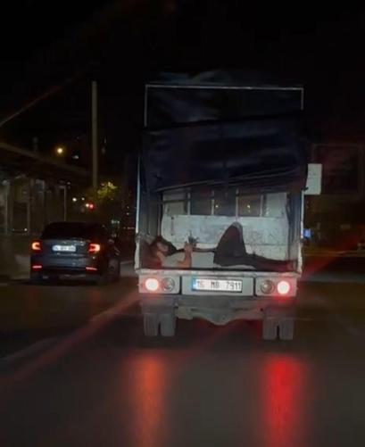 Kamyonetin arka kapağı açık olan kasasında tehlikeli yolculuk kamerada