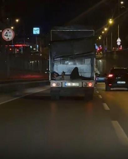 Kamyonetin arka kapağı açık olan kasasında tehlikeli yolculuk kamerada