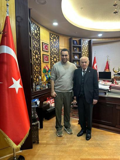 Bahçeliye, sprey boya ile yapılan tabloları hediye edildi