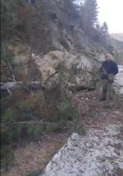 Karabükte köy yolunda heyelan