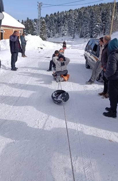 Kamyonete bağlanan ipe tutturulan şambrellerin üzerine oturup kaydılar