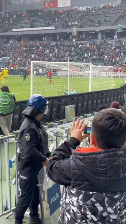 Golü tuşlu teflonuyla kaydeden minik taraftara, Serdar Dursun kamera hediye etti