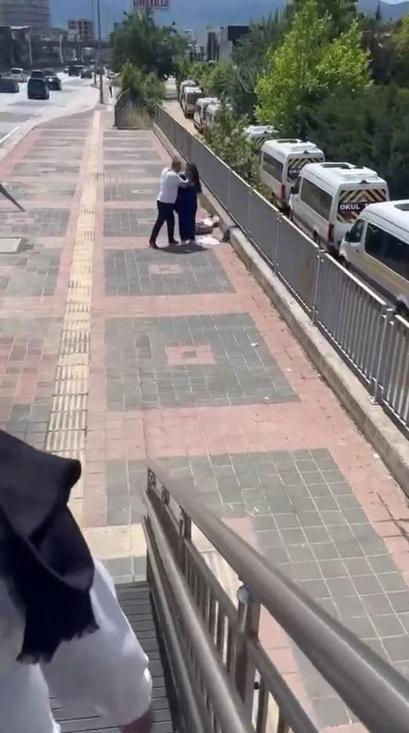 Kadını darbeden erkeği, başka bir kadın iterek uzaklaştırdı; o anlar kamerada