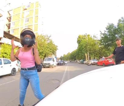 Otomobil ile çarpışan motosikletin sürücüsü, kaputun üzerine düştü; kaza kamerada