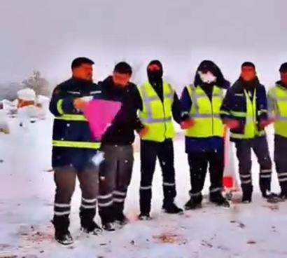 Gabar Dağı’nda işçiler, kar yağışını halay çekerek kutladı