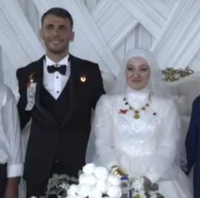 Gaziantep’teki düğünde silah karşıtı pankart açtılar