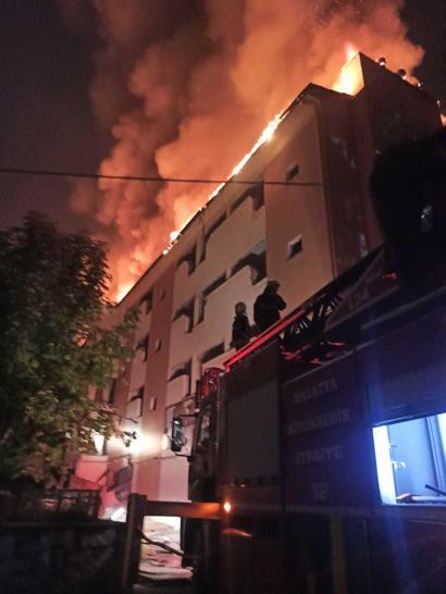 Malatya’da, ağır hasarlı okulun çatısında yangın