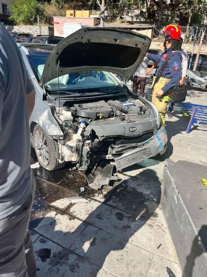 Kağıthanede otomobil motosikletlilere çarptı: 4 yaralı