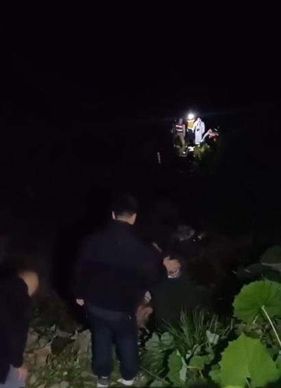 Kayıp olarak aranan 2 kişi, uçuruma yuvarlanan kamyonette ölü bulundu