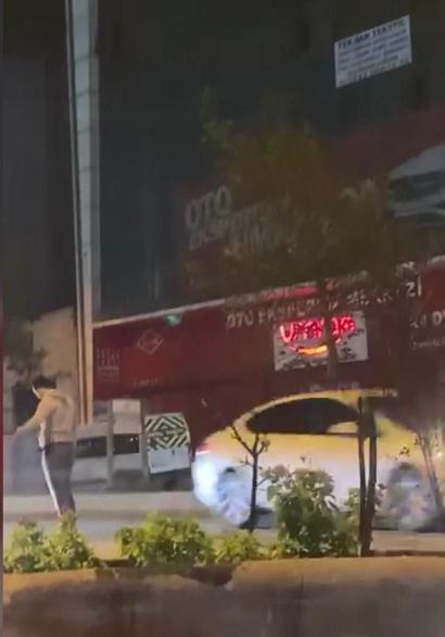 Sultangazide yolda ilerleyen araca yumruk attı; kendisini uyaranları bıçakla tehdit etti