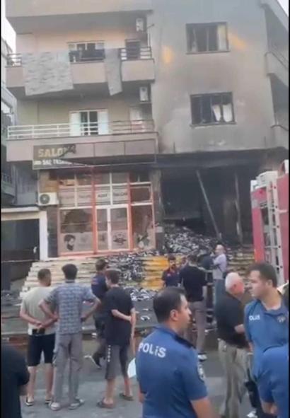 Düğün organizasyon malzemeleri satan iş yerindeki yangında havai fişekler patladı