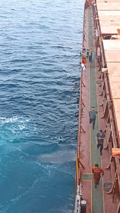 Türkeli açıklarında, seyir halindeki gemiden denize düşen 2nci kaptan 20 saat sonra kurtarıldı