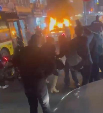 Küçükçekmecede şampiyonluk kutlamalarında içerisinde havai fişek patlayan otomobil yandı