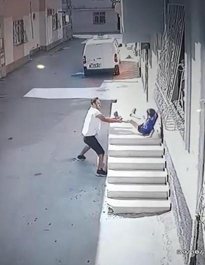 Kovaladığı çocuğu ayak bileğinden tutup yere fırlattı