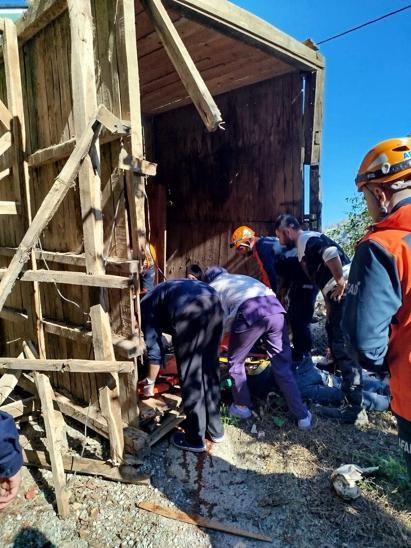 Arı kovanlarının bulunduğu ahşap yapı devrildi; 2 ölü, 1 yaralı