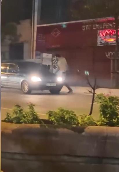 Sultangazide yolda ilerleyen araca yumruk attı; kendisini uyaranları bıçakla tehdit etti