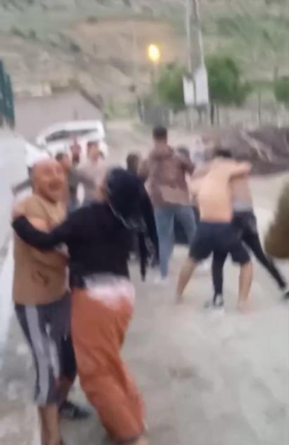 Diyarbakır’da aileler arasında taşlı sopalı kavga kamerada: 2’si çocuk, 5 yaralı