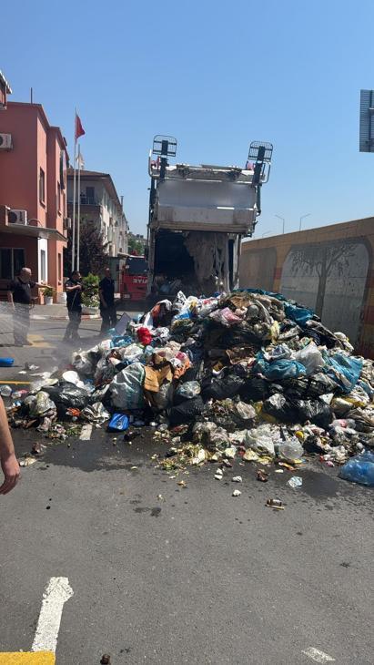 Yangın çıkan çöp kamyonunu itfaiye istasyonuna götürdü; o anlar kamerada