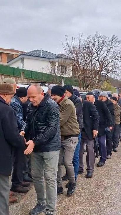 60 yıllık mahalle geleneği; bayramlaşma kuyruğu 1 kilometreyi buldu