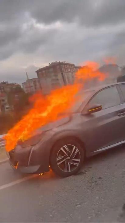 Üsküdar’da seyir halindeki otomobil alev alev yandı