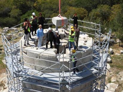 Prof. Dr. Işıktan Patara Deniz Fenerine yerleştirilen yunus kabartmalı taşa öpücüklü veda