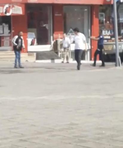 Esenlerde meydanda yürüyen kadına silah doğrultan şüpheli tutuklandı