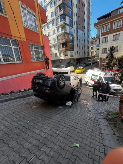 Kağıthane’de el freni çekilmeyen otomobil kayarak takla attı; o anlar kamerada