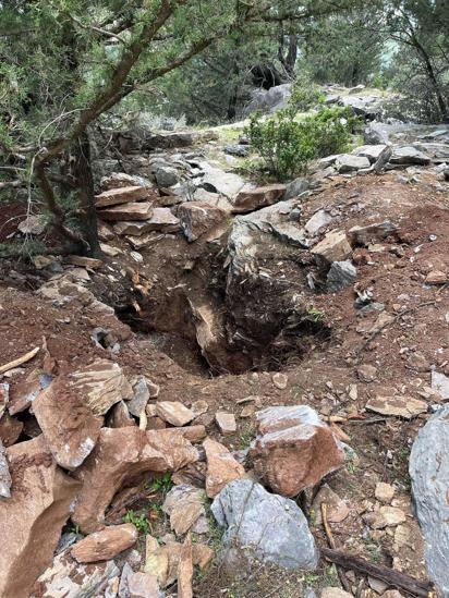 Eski vali ile emekli albay, kaçak kazıda yakalandı