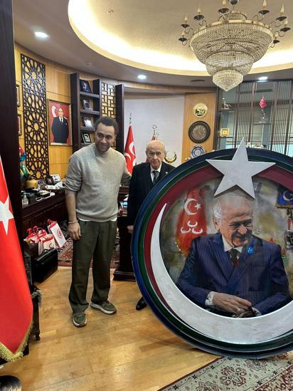 Bahçeliye, sprey boya ile yapılan tabloları hediye edildi