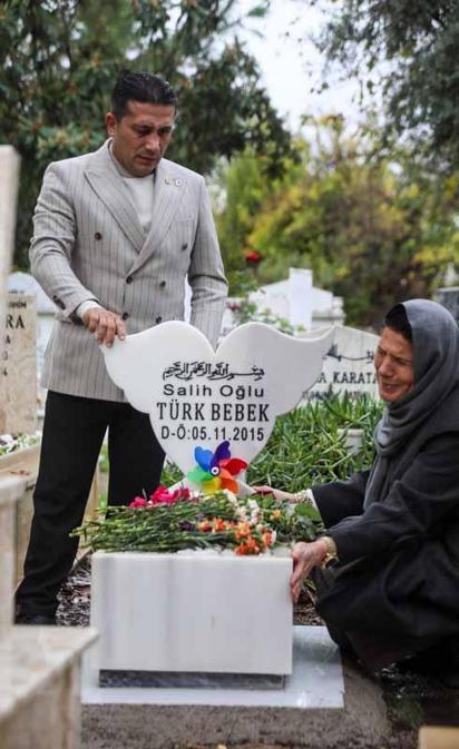 Doğuma 1 gün kala bebeklerini kaybeden gazi ile eşi, tazminat kararı çıkınca mezar taşına sarılarak ağladı