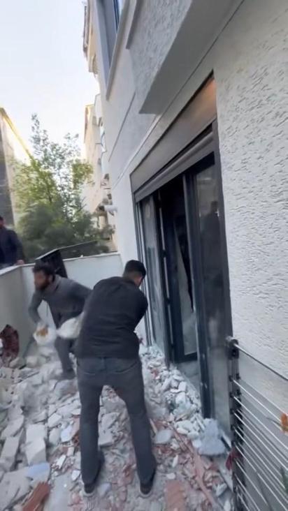 Avcılarda yıkım sırasında kopan beton blok yan binadaki dairenin cam kapısını kırdı